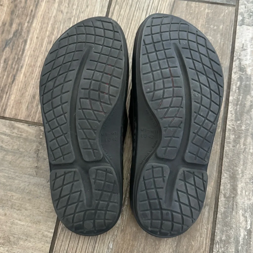 Oofos OOahh Slide Sandal in Black size Men’s 9 or Women’s 11